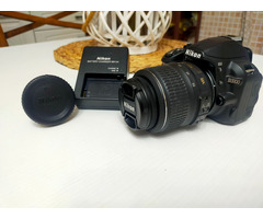Nikon D3100 con obiettivo e accessori